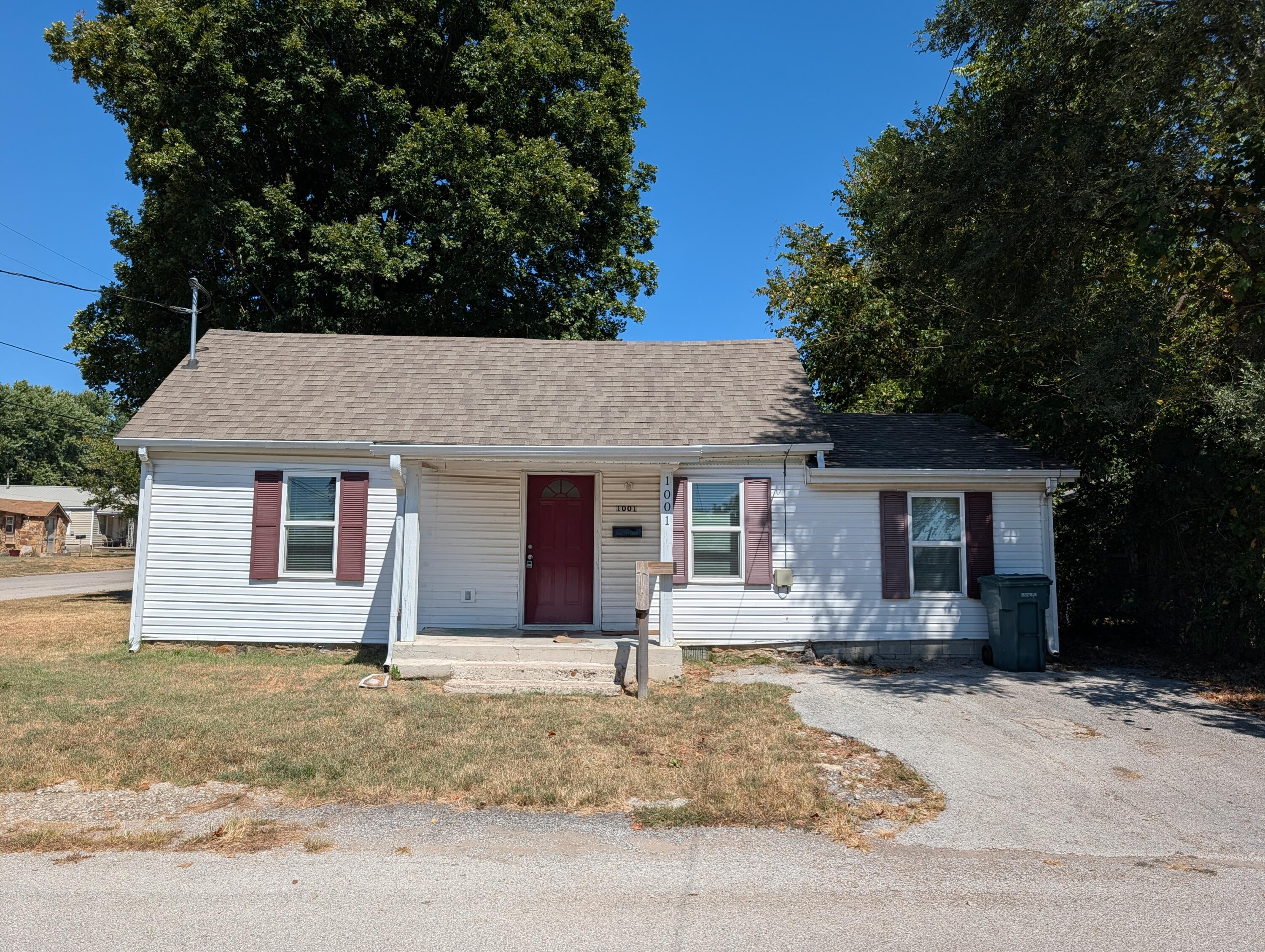 1001 E Chestnut 1