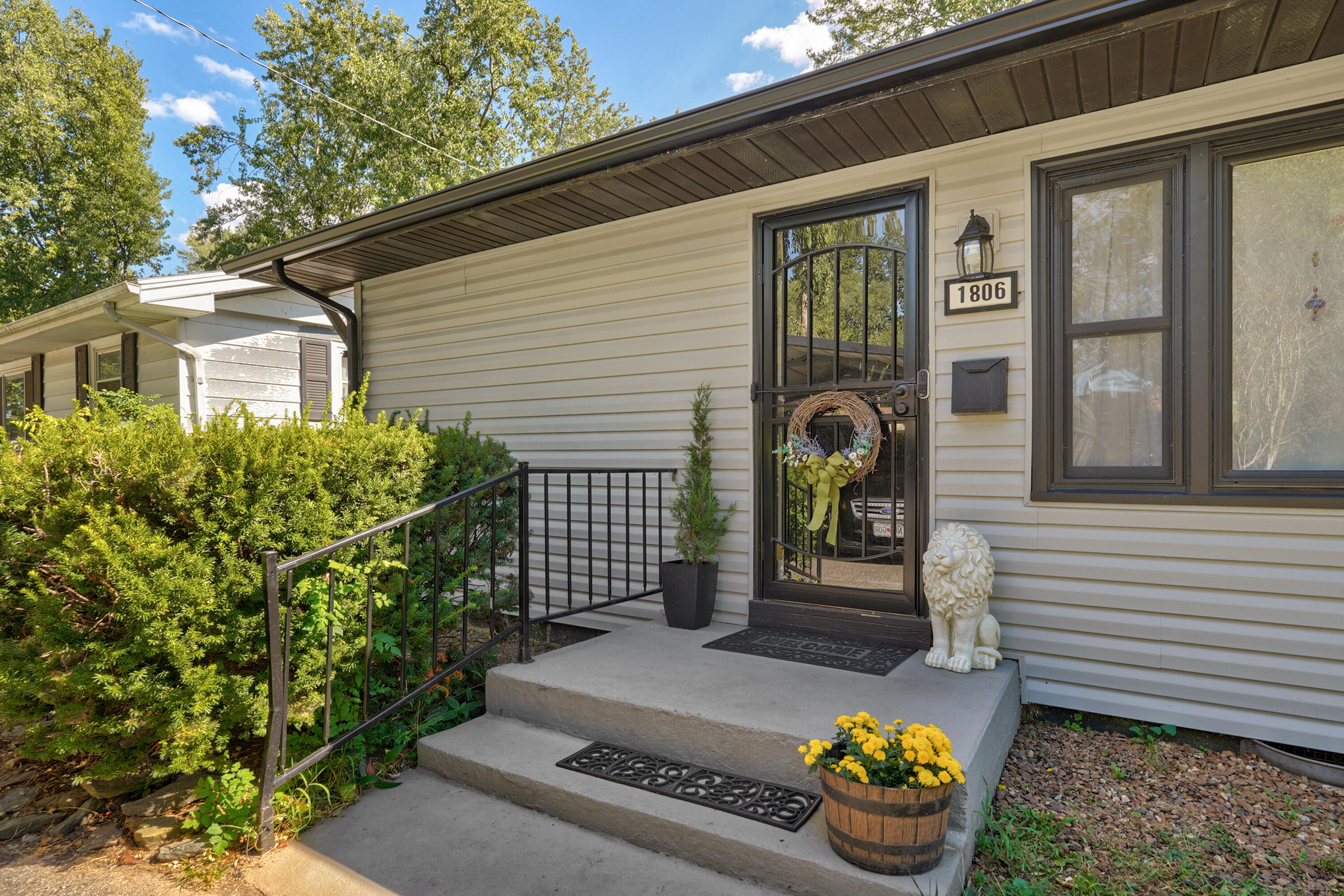 1806 W Scott 1