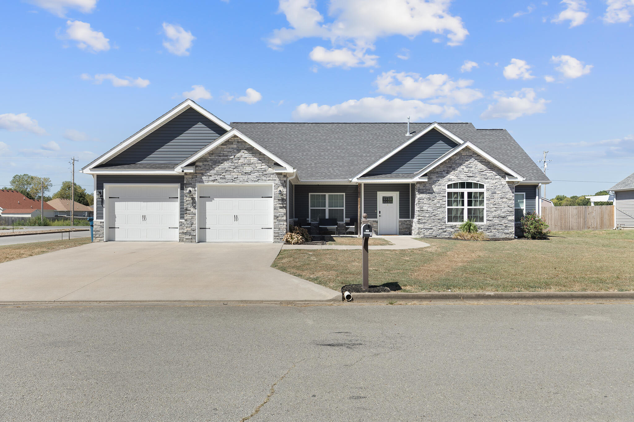 2207 W Greystone
