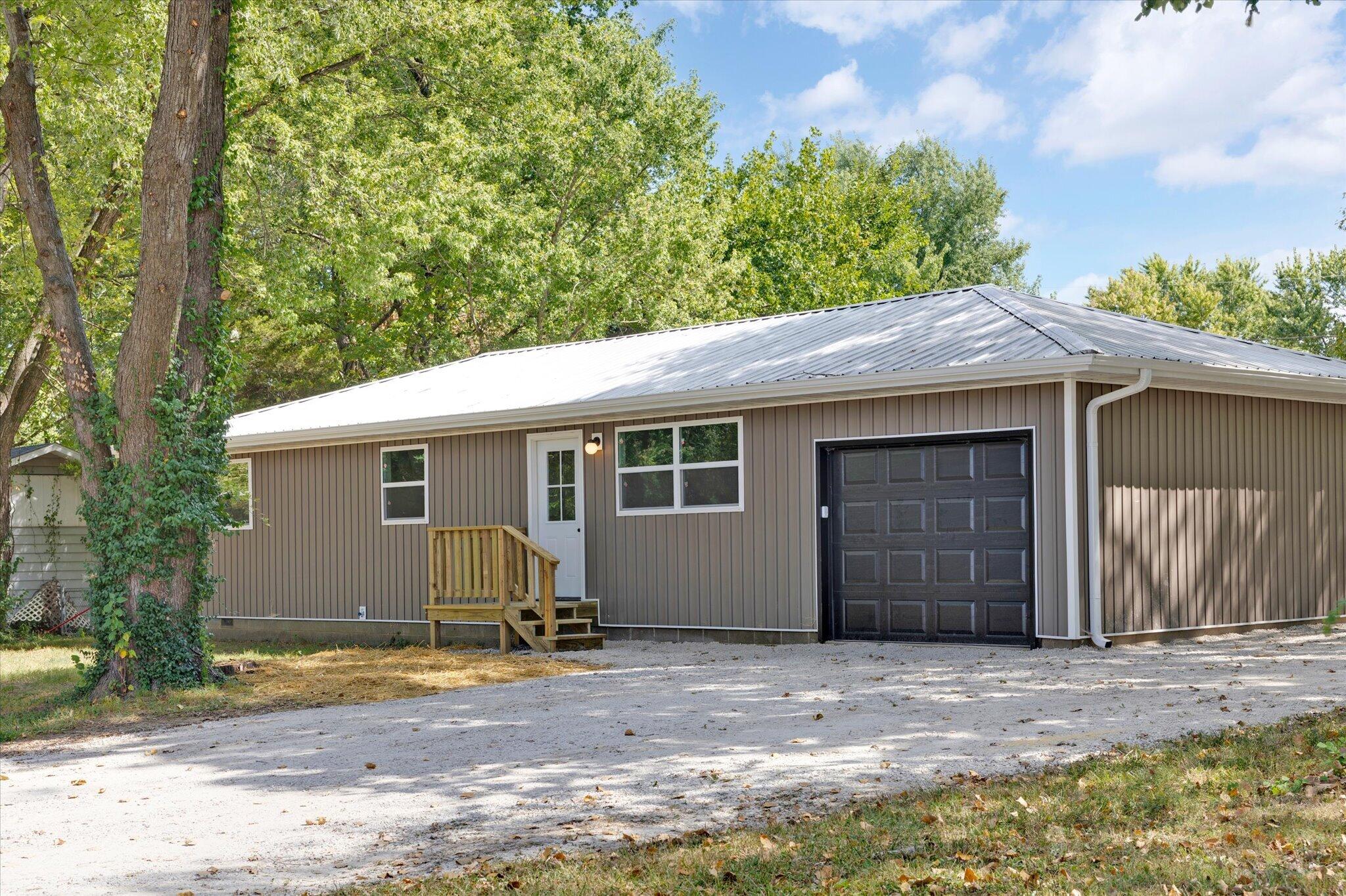 406 W Fairview