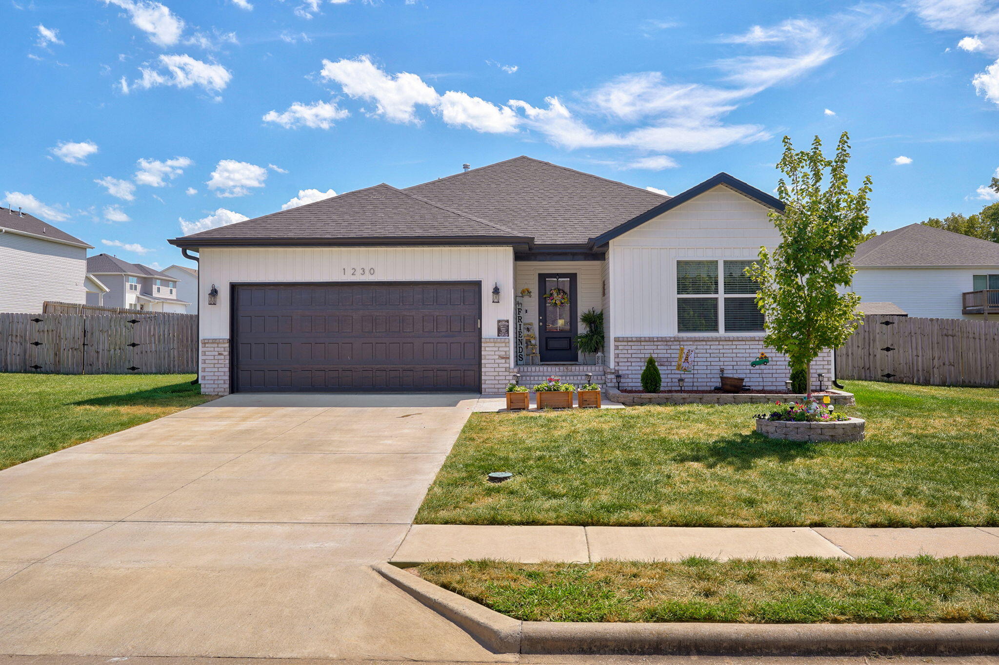 1230 W Lois 1