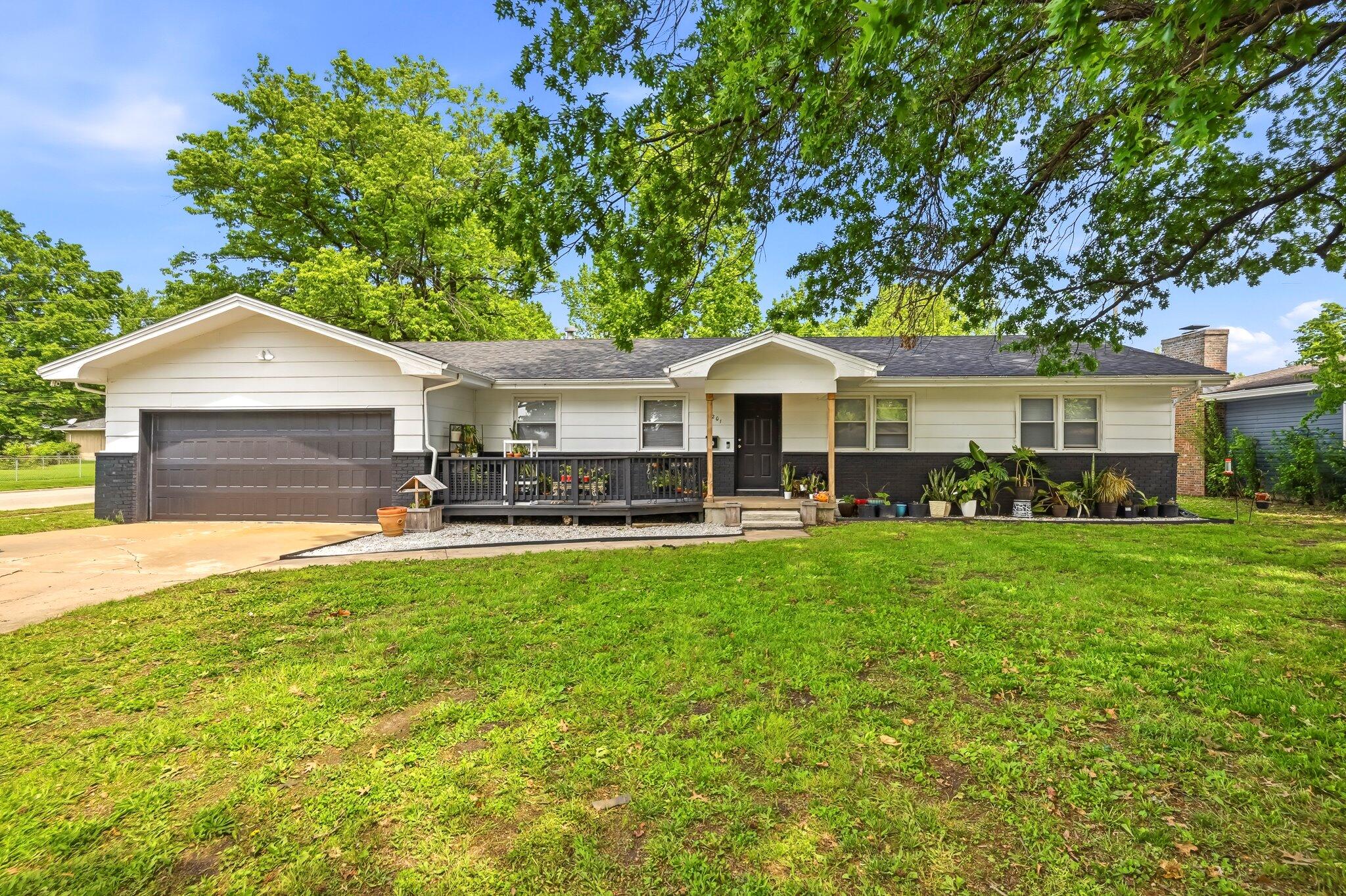 1201 W Edgewood