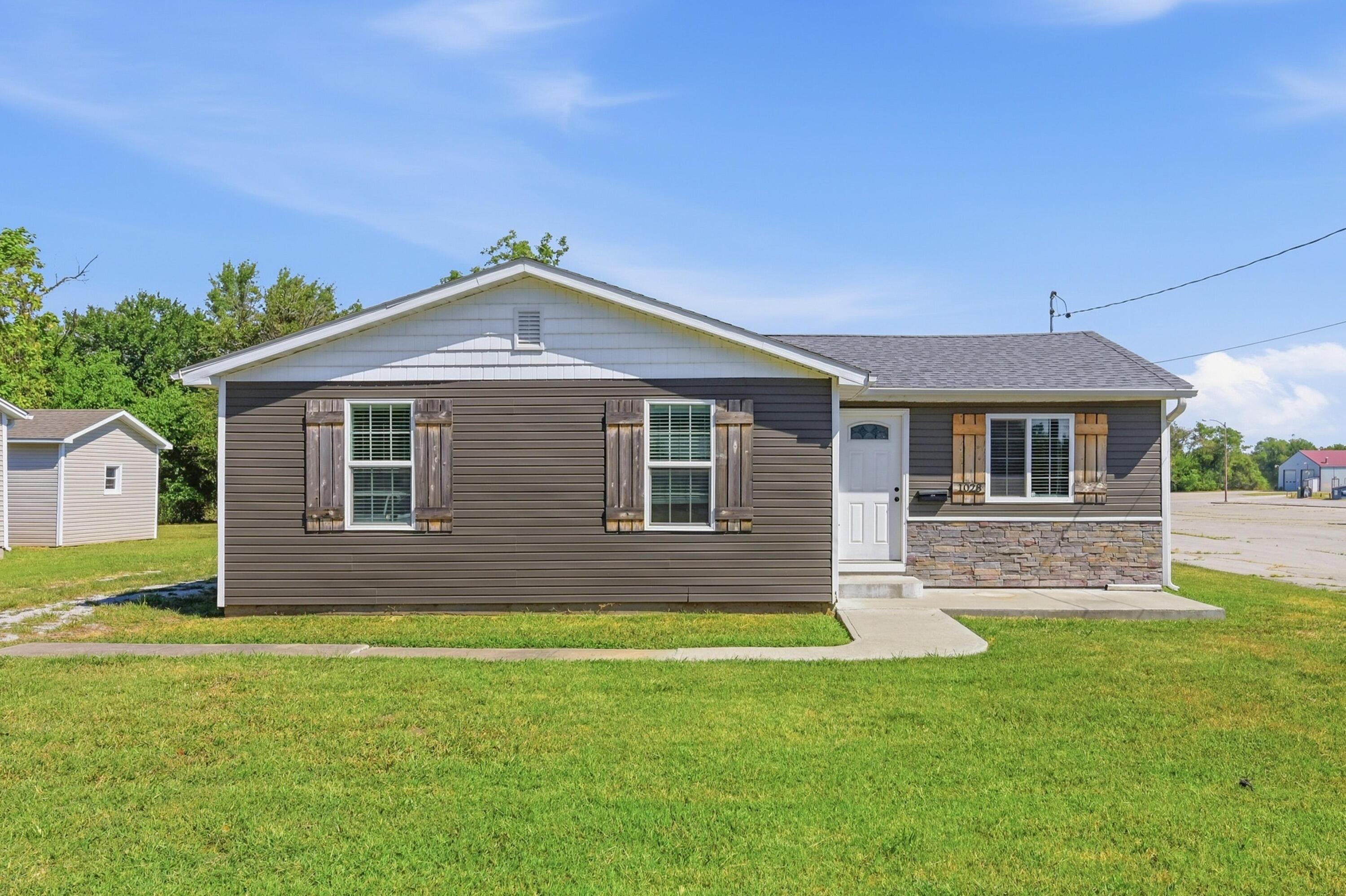 1028 W Ashland 1