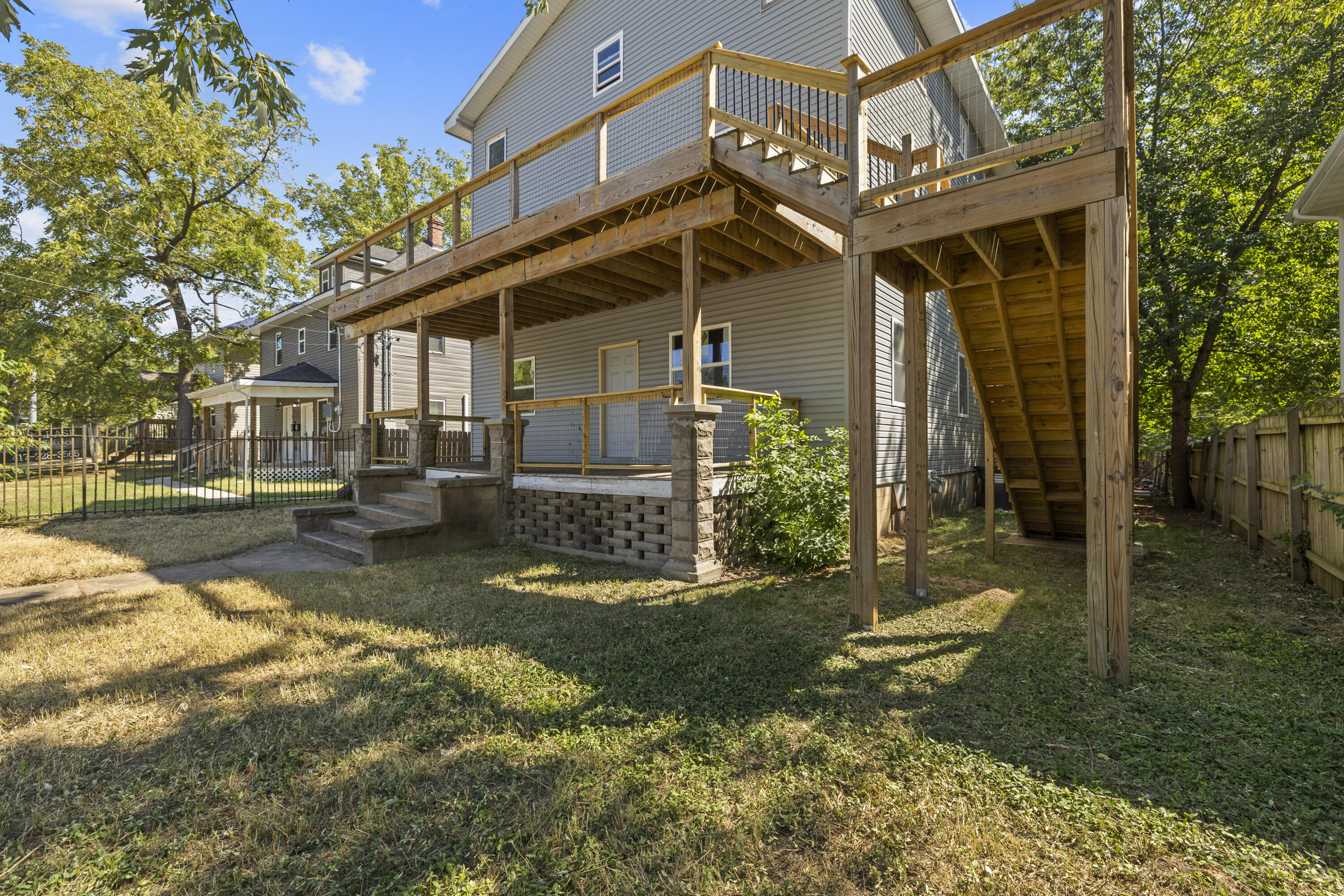 1468 N Grant 1
