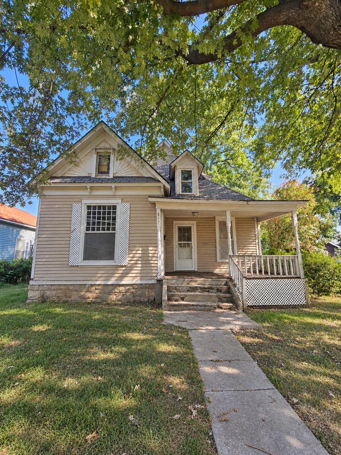 817 W Locust 1