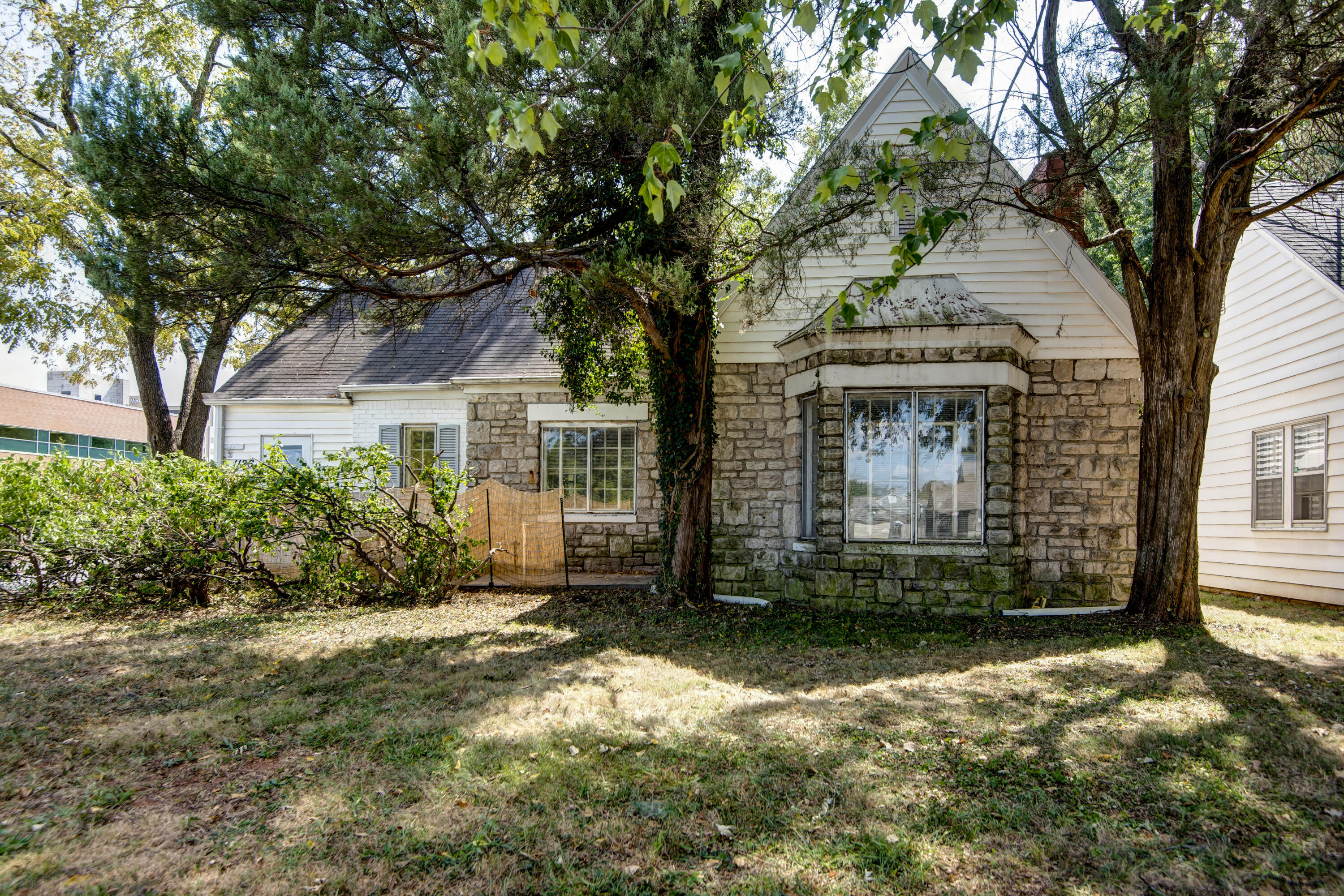 1126 E Sunshine 1