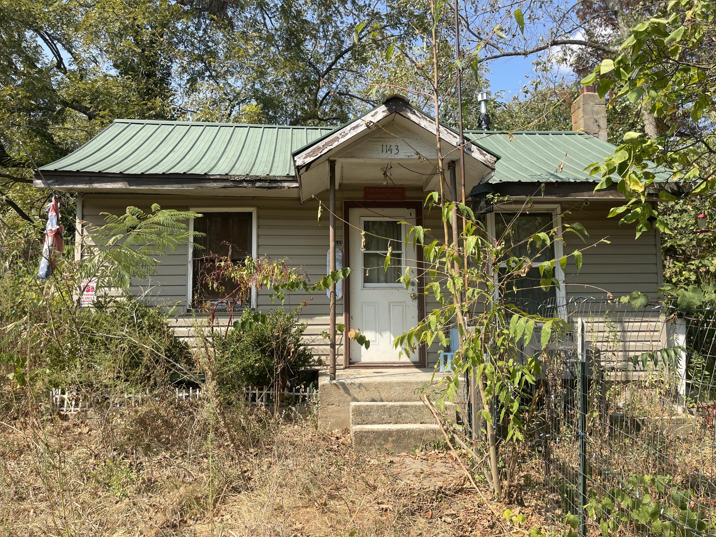 1143 N Oakland