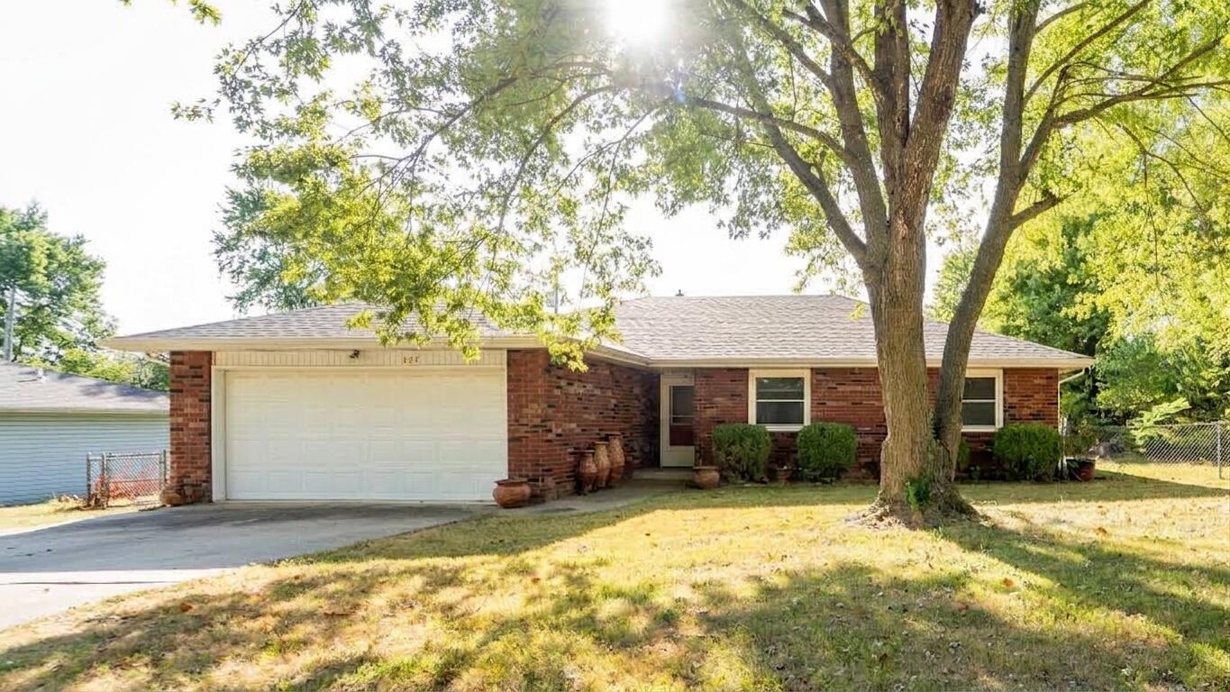 225 N Pringle 1