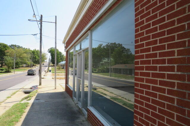 309 E Commercial