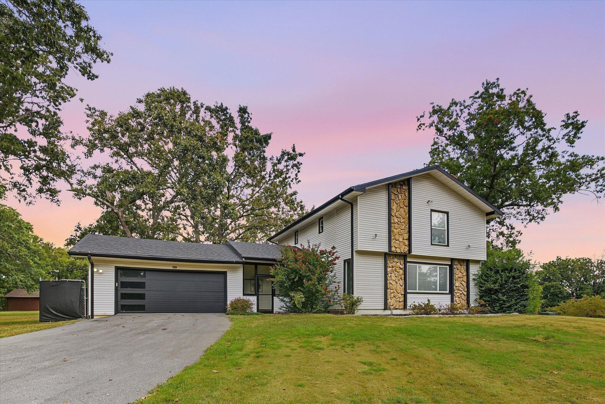 1511 E Groves