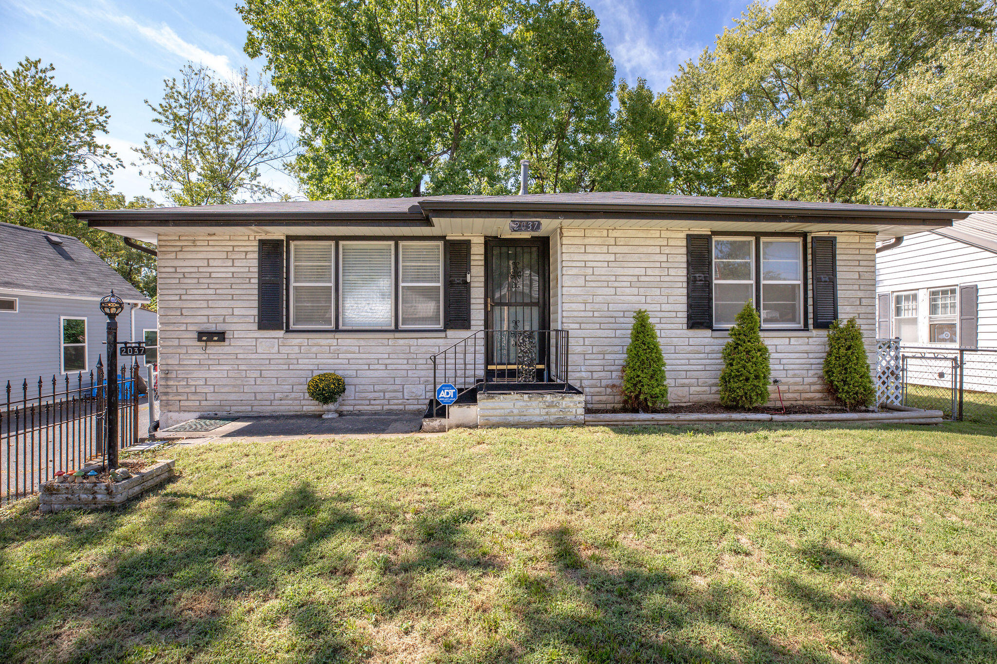 2037 N Weller