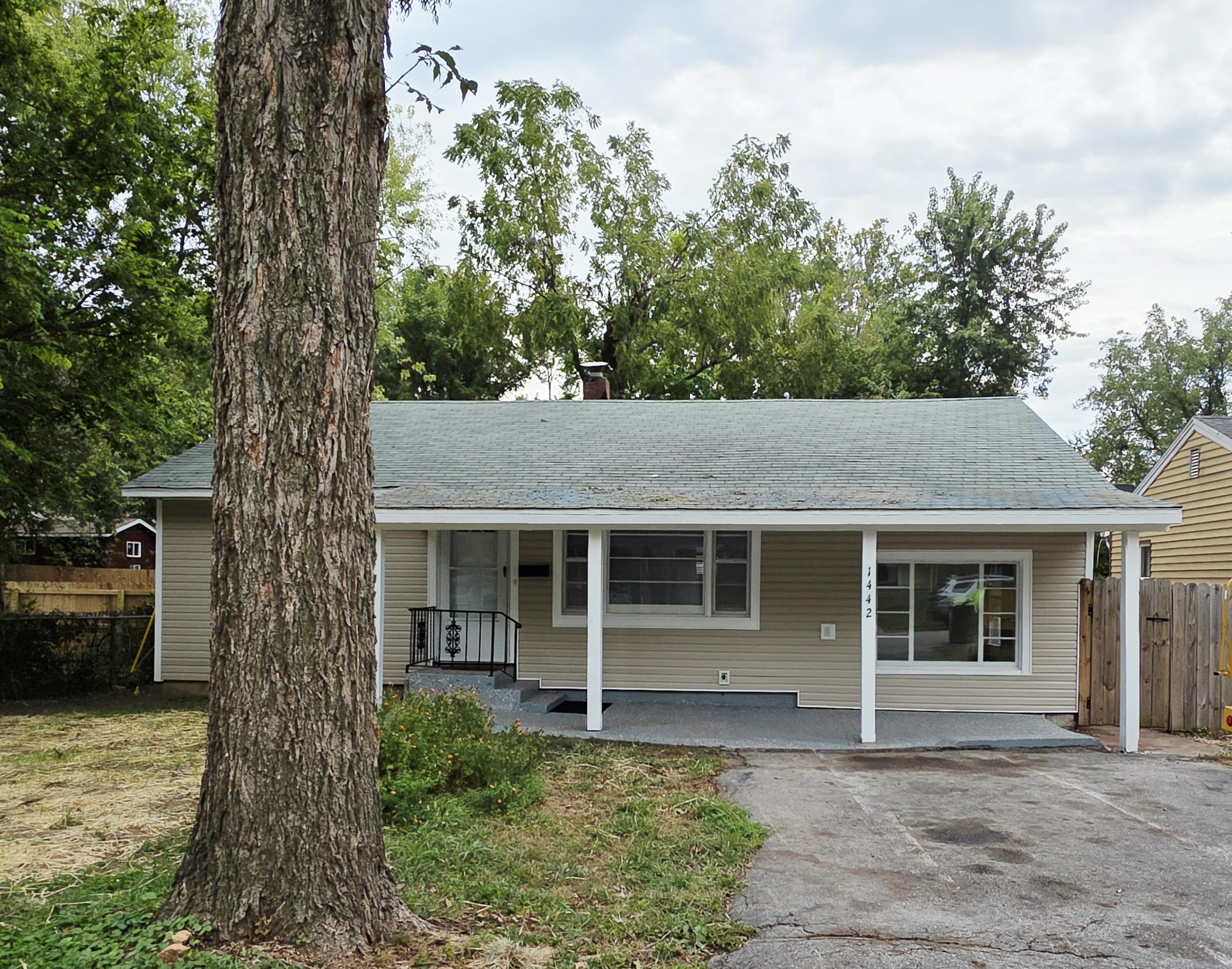 1422 E Blaine