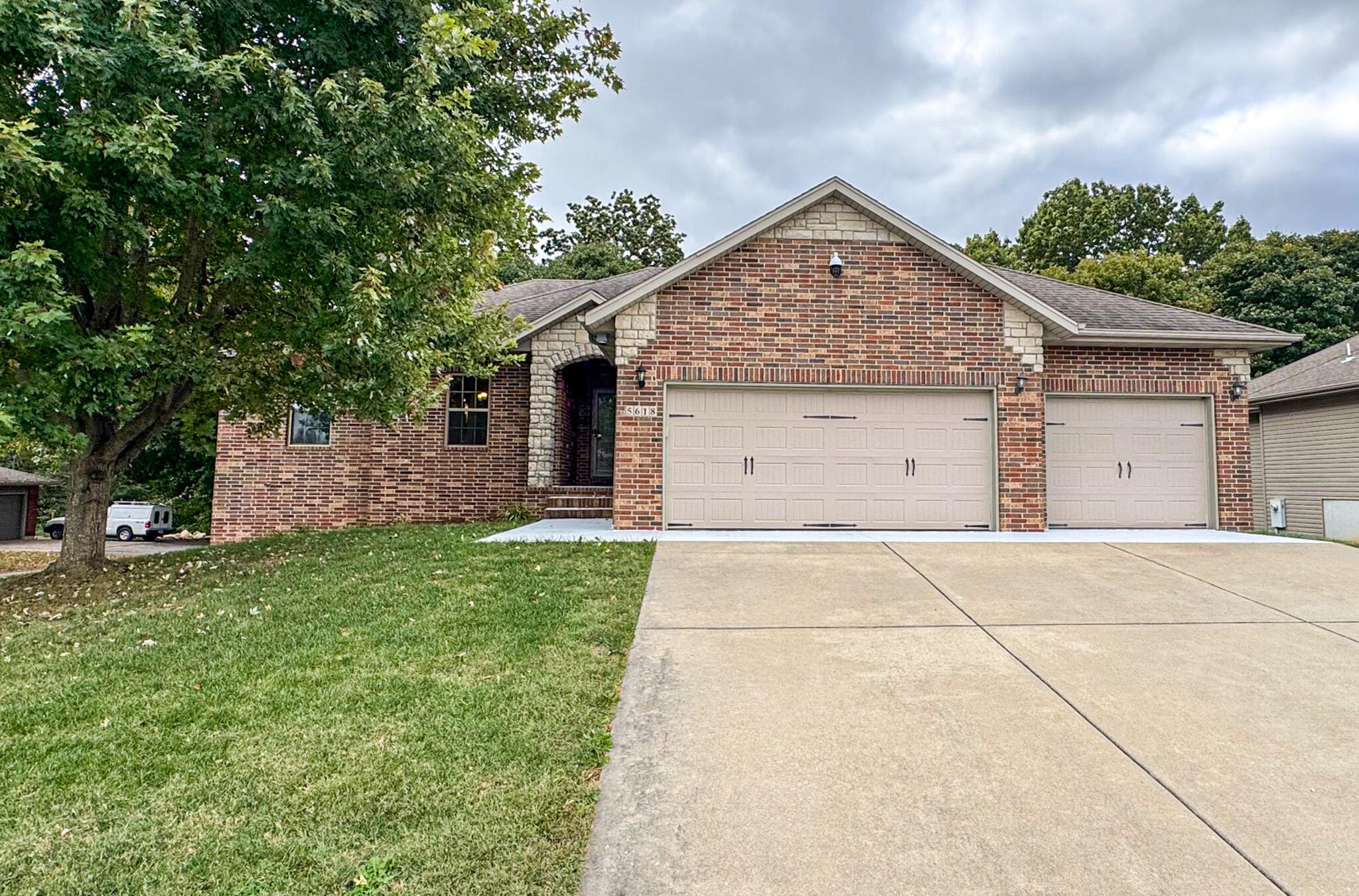 5618 E Pearson