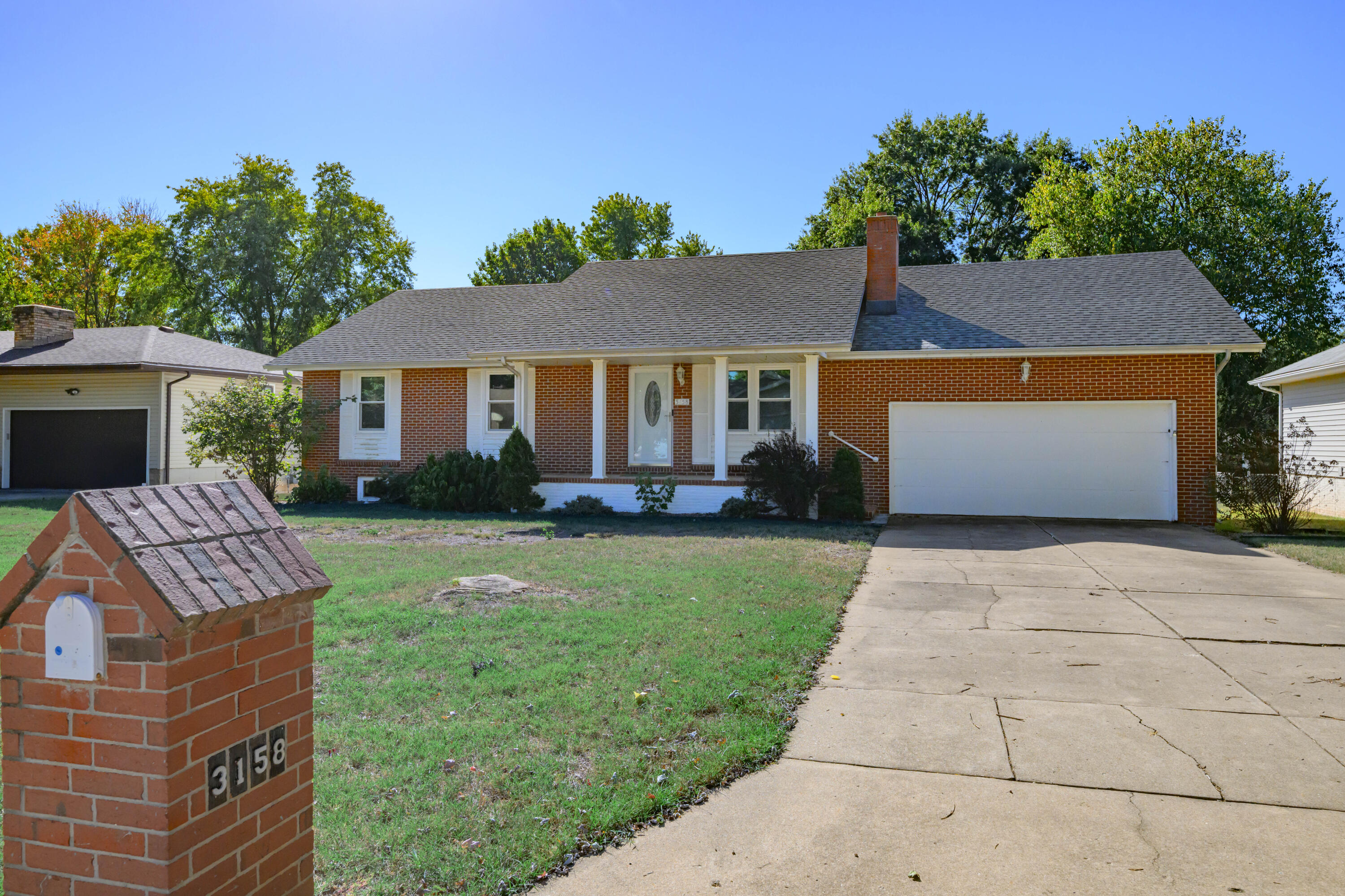 3158 W Broadmoor